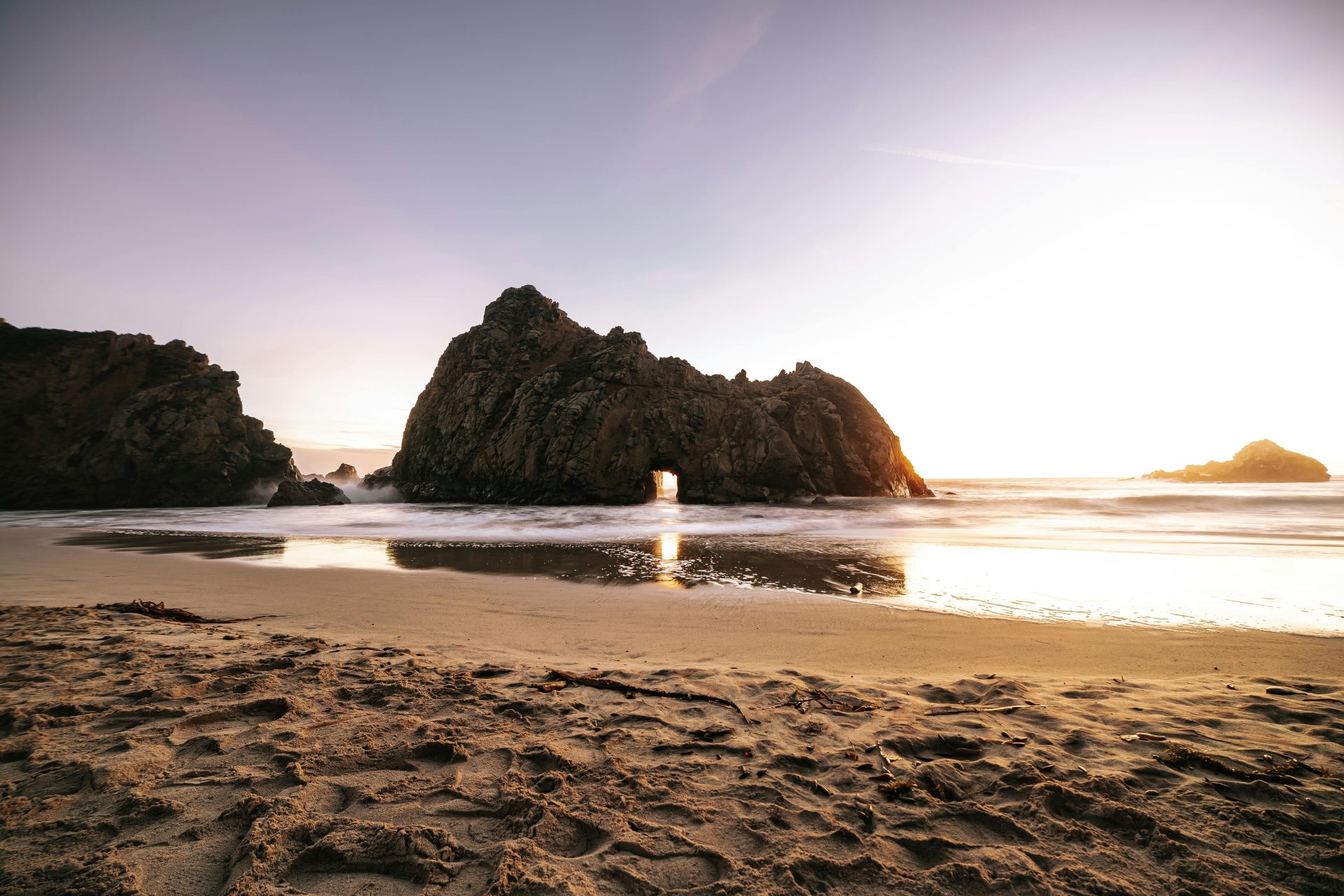 Impresionante puesta de sol en Pfeiffer Beach que resalta las singulares formaciones rocosas y las serenas vistas del océano.