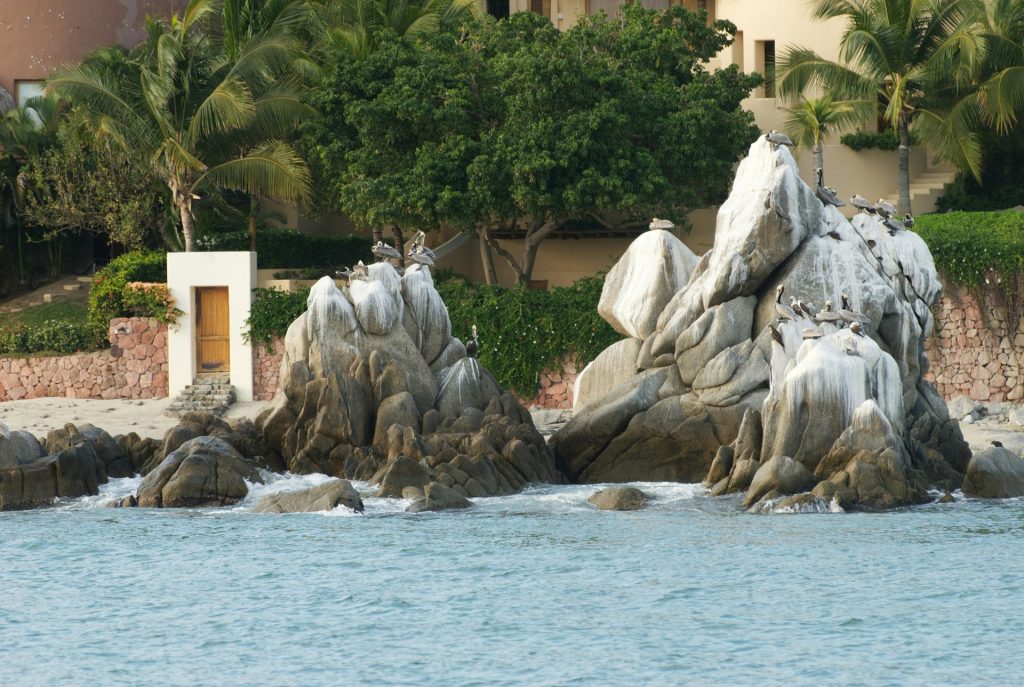 Una gran masa de agua con rocas en medio.